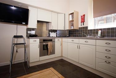3 bed flat, Addison Road - Flat 1, North Hill, Plymouth, PL48LL - Image 3